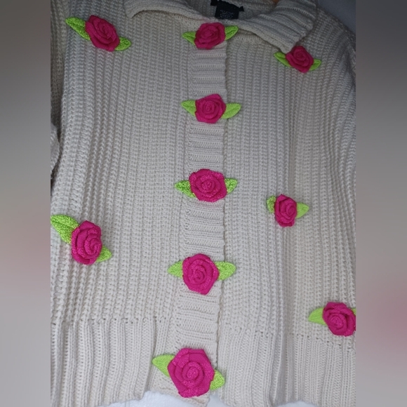 Chic Cream Cardigan with Pink Floral Details - Picture 6 of 10
